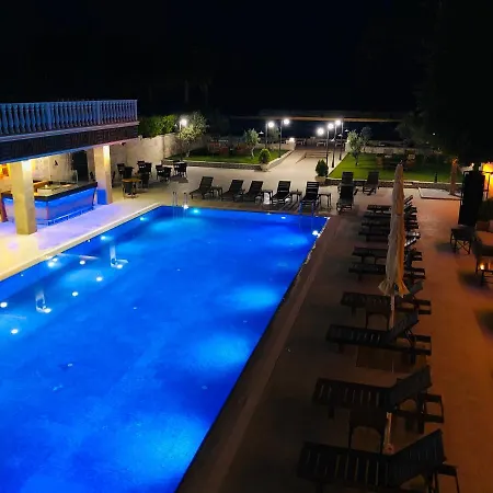 La Hoya Beach Hotel *